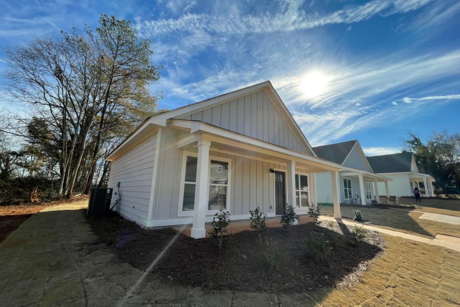 1-Bed Cottage Front of Home 4